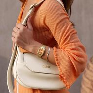 Foto de Bolso cruzado Cluse Sacroisé Petite beige y detalles dorados