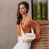 Foto de Bolso cruzado Cluse Sacroisé Petite beige y detalles dorados