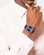 Foto de Reloj de Crocorigin para hombre de piel marrón con esfera azul marino