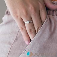 Foto de Anillo de oro blanco 18 kilates y diamante en talla marquise de 0.16 quilates