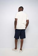 Foto de Camiseta con logo bordado blanca