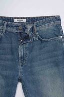 Foto de Vaquero Straight Fit cierre con cremallera y botón azul lavado