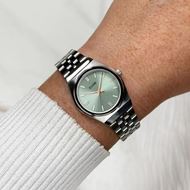 Foto de Mini reloj retro de los años 70, de acero, color verde salvia y plateado
